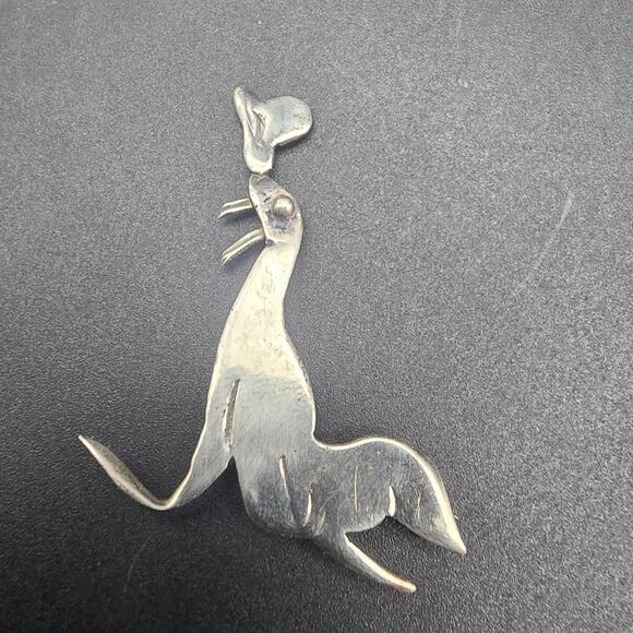 M des C Sterling Silver Seal Brooch Hat Trick Vintage - Picture 5 of 7